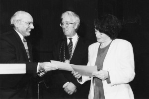 Remise de son diplôme de thèse à Madame Eleanor Cashin-Ritaine par le Président de l'Université de Nancy II et le Président de l'Université de la Sarre